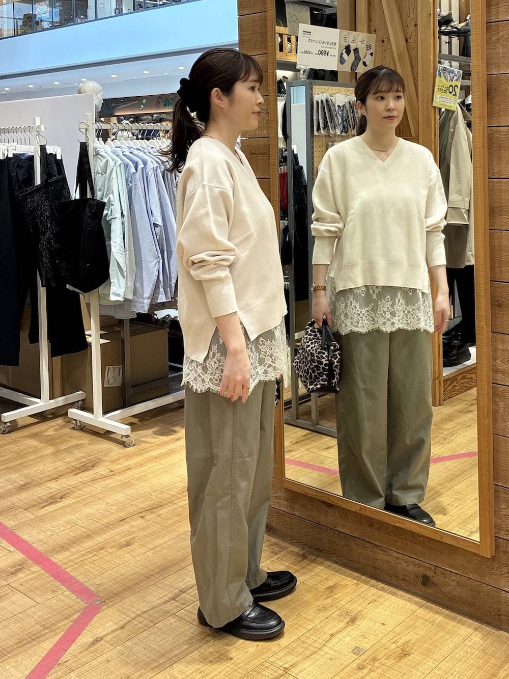 その他のショルダーバッグ、ベージュ系のニット/セーター、グリーン系のその他パンツを着用したレディースの春コーディネートの2枚目の写真