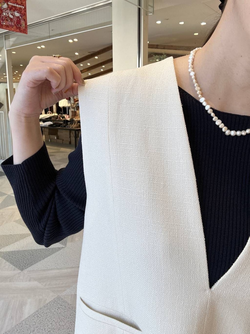 ブルー系のニット/セーター、ブラック系のローファー、ホワイト系のワンピースを着用したレディースの冬コーディネートの6枚目の写真