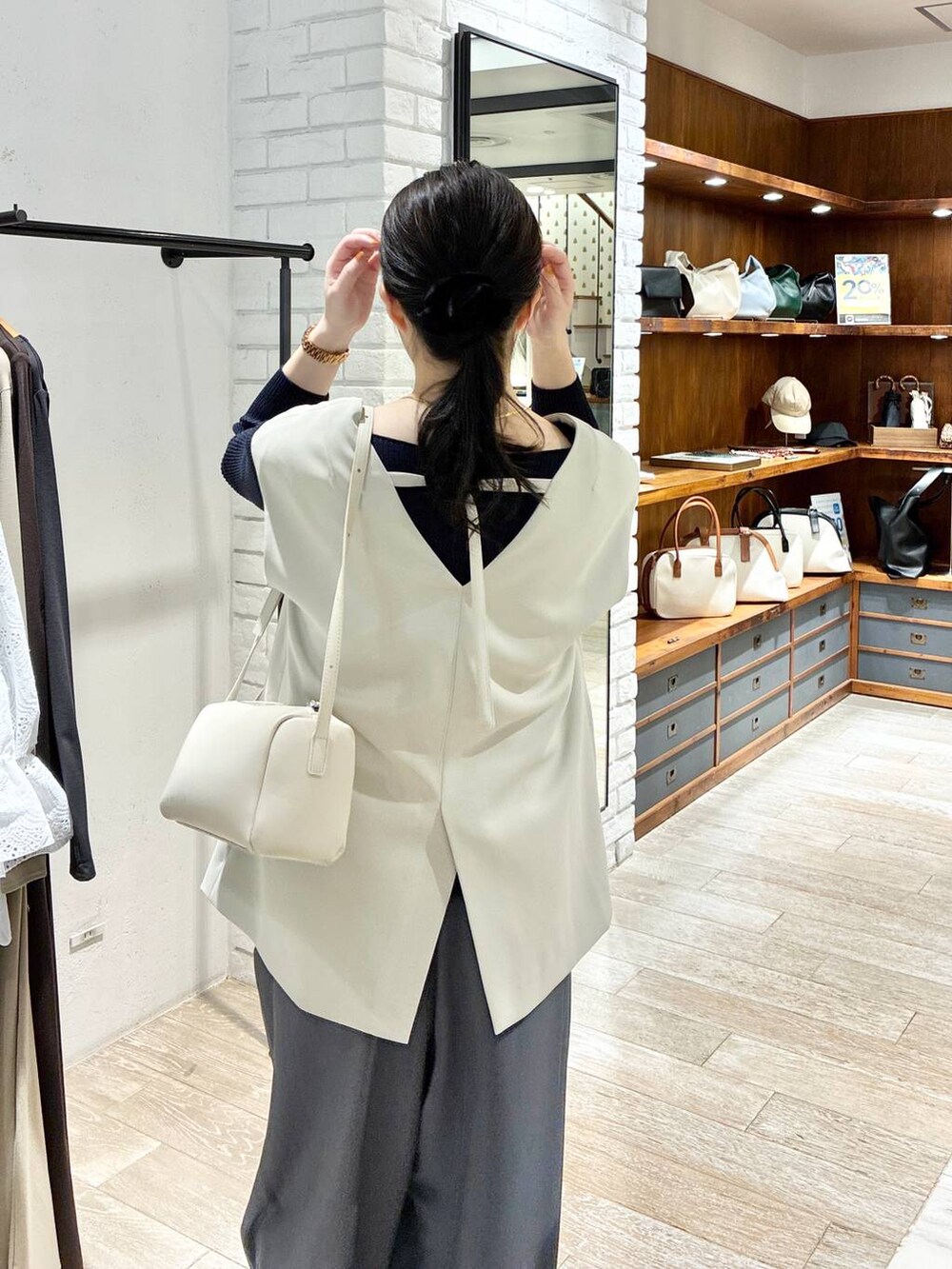 「セットアップ、入学式・卒業式、ママコーデ、ニット、ワイドパンツ、スラックス、ウエストゴム、楽ちんコーデ、体型カバー、ベスト、着痩せ・細見え、カジュアル、女子ウケ」｜「A part byのスラックスコクーンボリュームパンツ（スラックス、グレー系）」を使った、mariさん（レディース・159cm）の春コーディネートの5枚目の写真