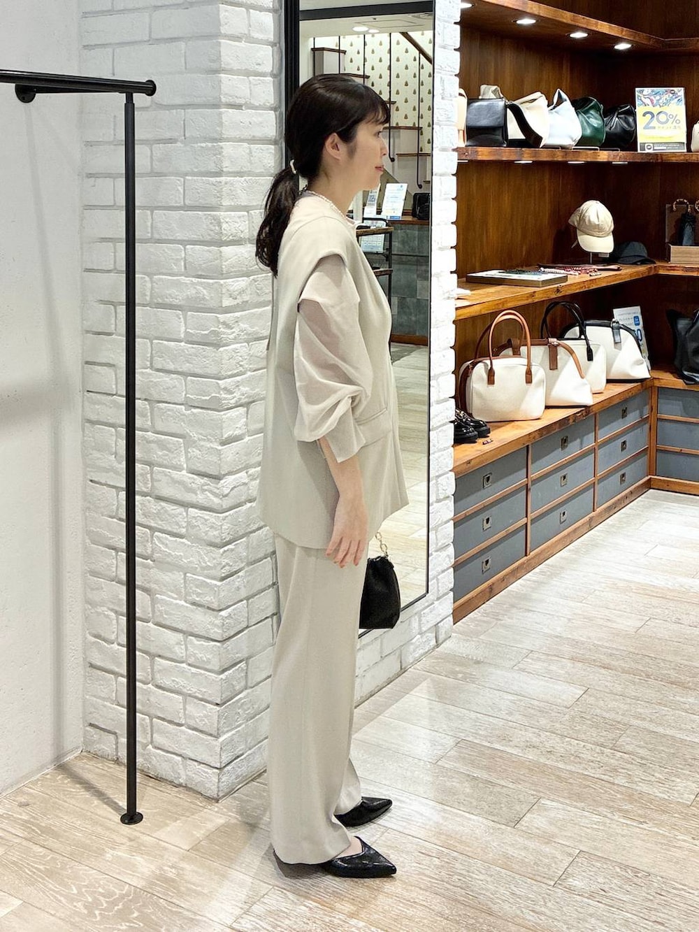 「着痩せ・細見え、カジュアル、女子ウケ、セットアップ、ベスト、パンツ、apart by lowrys、入学式・卒業式、お仕事コーデ_apart by lowrys、きれいめ、ママコーデ、オケージョン、パンプス」｜「A part byの【セレモニー】ベスト＆フレアパンツセットアップ（パンツドレス、ベージュ系）」を使った、mariさん（レディース・159cm）の春コーディネートの2枚目の写真