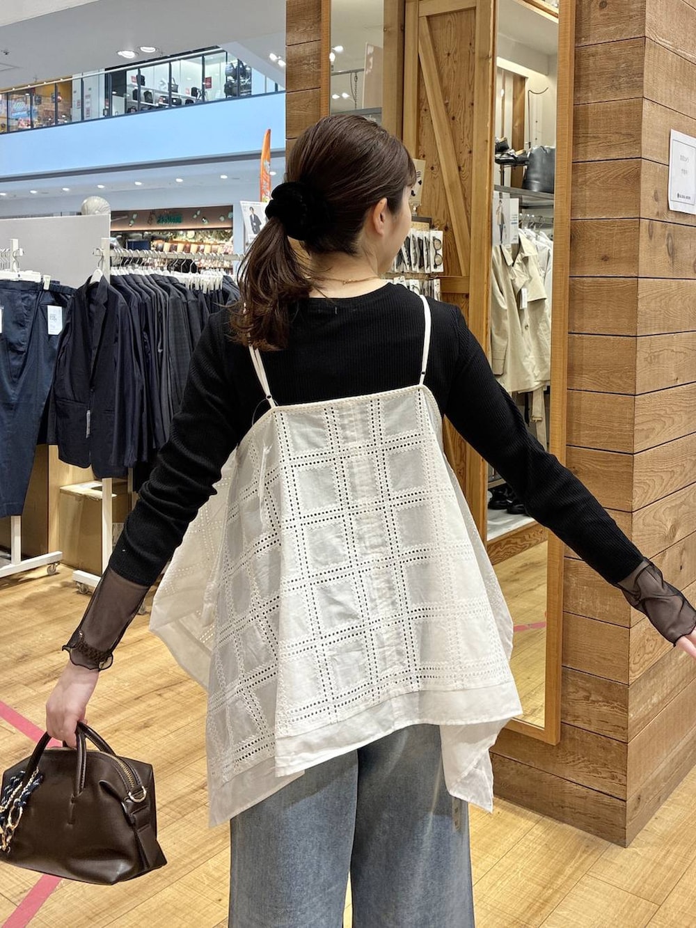 ブラック系のバレエシューズ、ブルー系のデニムパンツ、ブラック系のTシャツ/カットソーを着用したレディースの春コーディネートの5枚目の写真