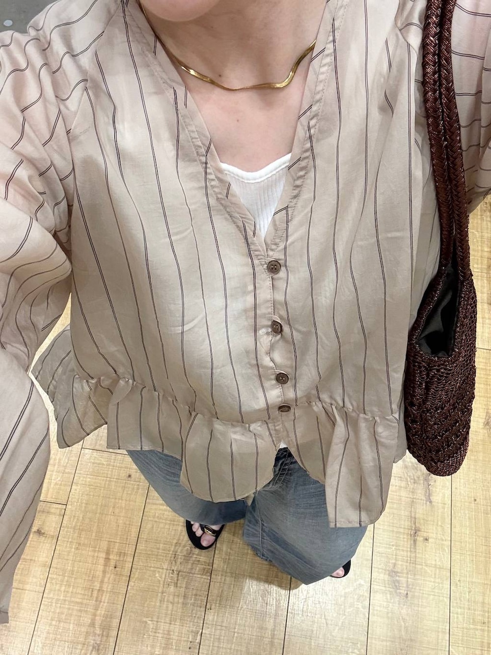ブルー系のデニムパンツ、ホワイト系のタンクトップ、ブラウン系のトートバッグを着用したレディースの夏コーディネートの5枚目の写真