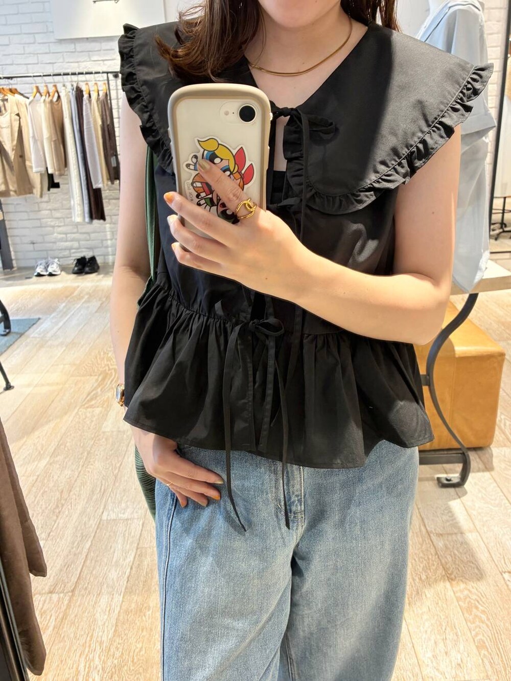 ブルー系のデニムパンツ、ブラック系のシャツ/ブラウスを着用したレディースの夏コーディネートの2枚目の写真