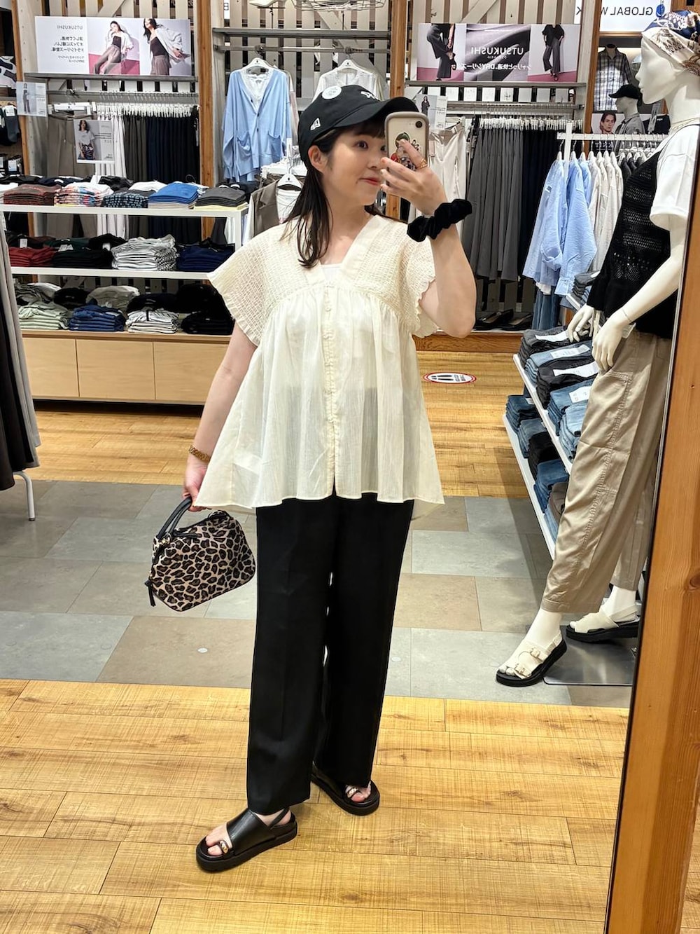 ブラック系のその他パンツ、ベージュ系のシャツ/ブラウス、ブラック系のキャップを着用したレディースの夏コーディネートの4枚目の写真