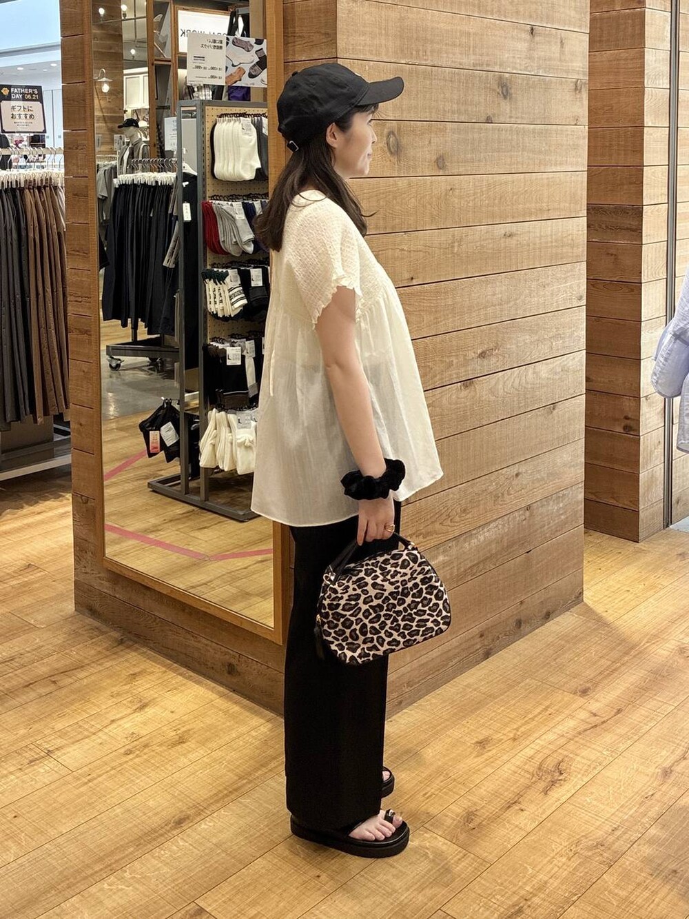 その他のショルダーバッグ、ブラック系のその他パンツ、ブラック系のサンダルを着用したレディースの夏コーディネートの2枚目の写真