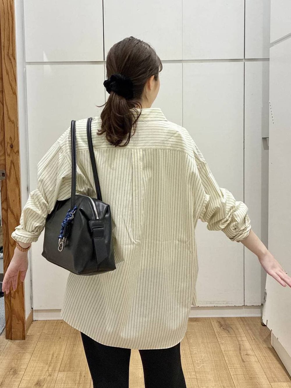 ブラック系のバレエシューズ、ブラック系のスウェットパンツ、ホワイト系のタンクトップを着用したレディースの春コーディネートの6枚目の写真