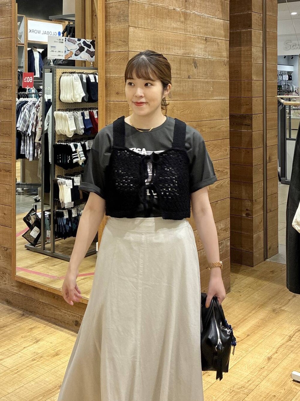 ブラック系のその他トップス、グレー系のスカート、グレー系のTシャツ/カットソーを着用したレディースの夏コーディネートの4枚目の写真
