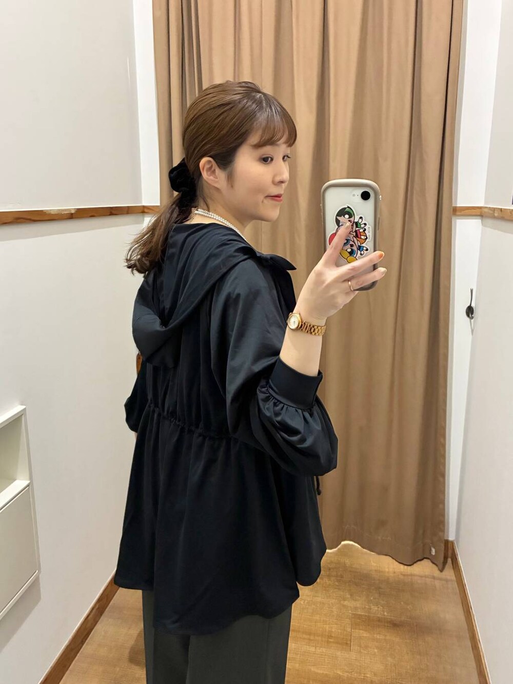 グレー系のTシャツ/カットソーを着用したレディースの春コーディネートの3枚目の写真