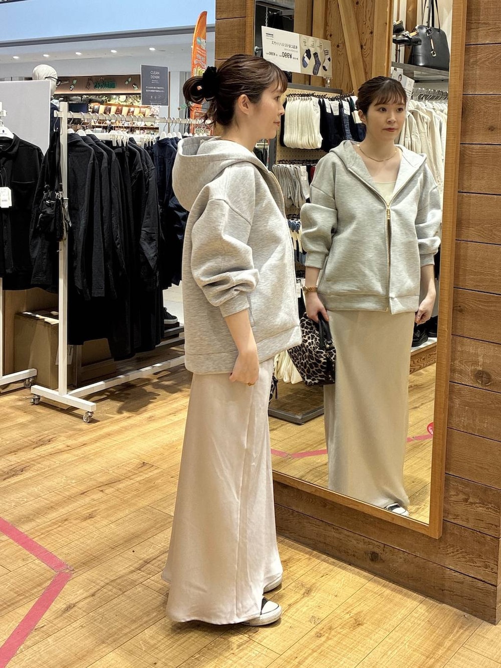 その他のショルダーバッグ、グレー系のスカート、グレー系のパーカーを着用したレディースの春コーディネートの2枚目の写真