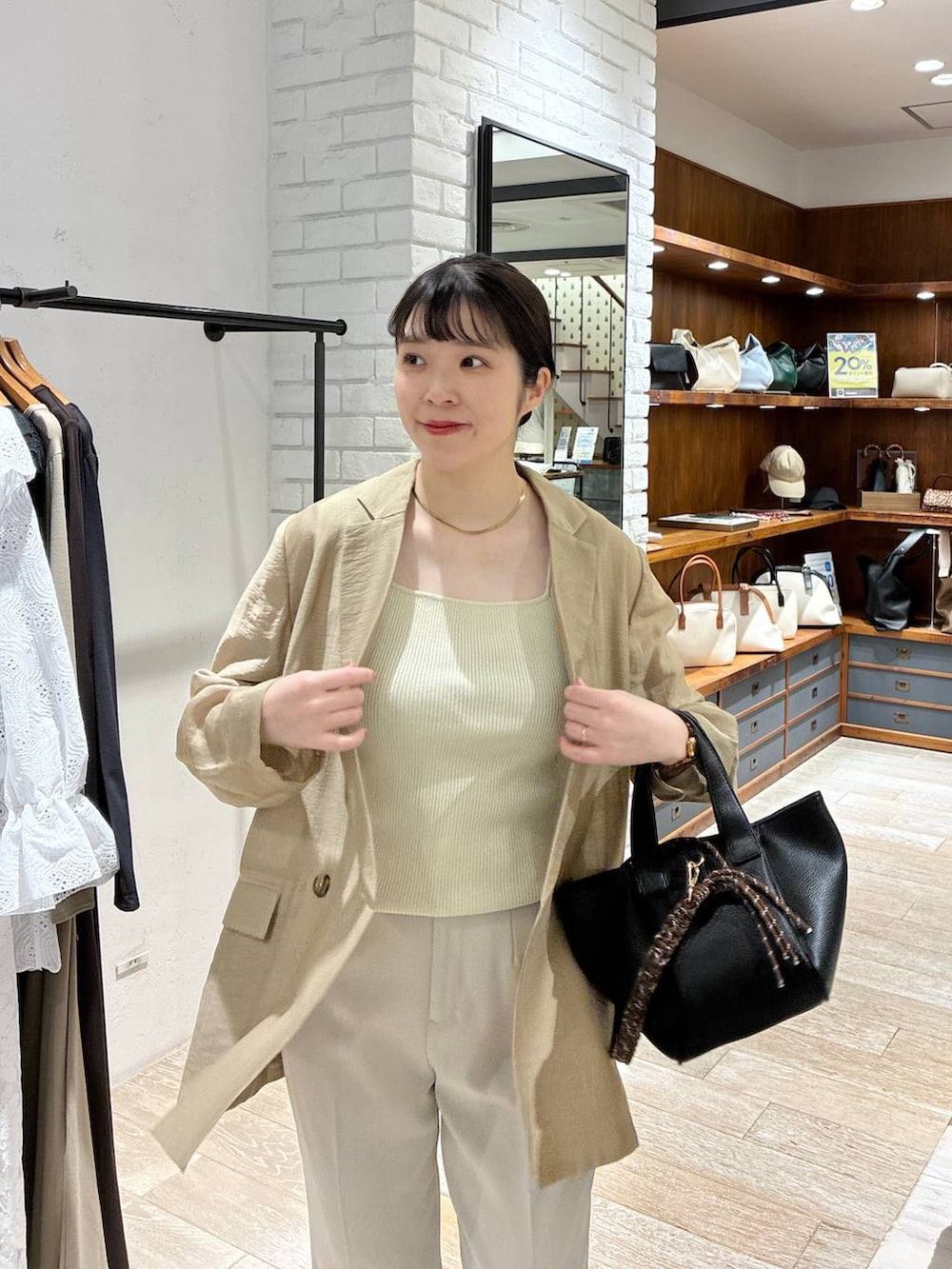 「お仕事コーデ_apart by lowrys、apart by lowrys、楽ちんコーデ、ママコーデ、ジャケット、ジャケットスタイル、セットアップ、ベスト、パンツ、入学式・卒業式、着痩せ・細見え、カジュアル、女子ウケ」｜「A part byの【セレモニー】ベスト＆フレアパンツセットアップ（パンツドレス、ベージュ系）」を使った、mariさん（レディース・159cm）の春コーディネートの4枚目の写真