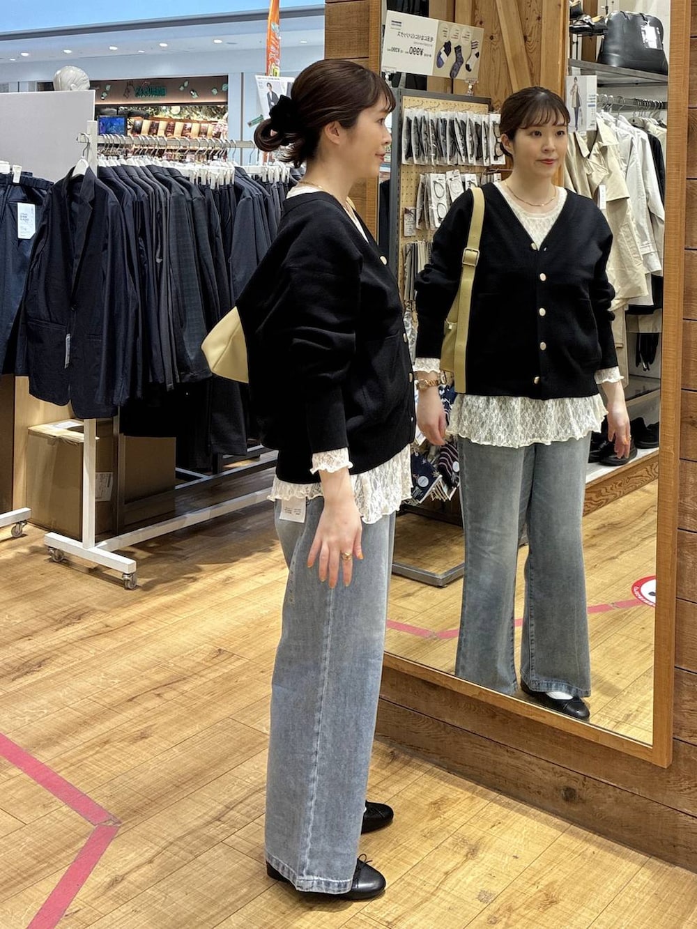 ブラック系のバレエシューズ、ブルー系のデニムパンツ、ブラック系のカーディガン/ボレロを着用したレディースの春コーディネートの2枚目の写真