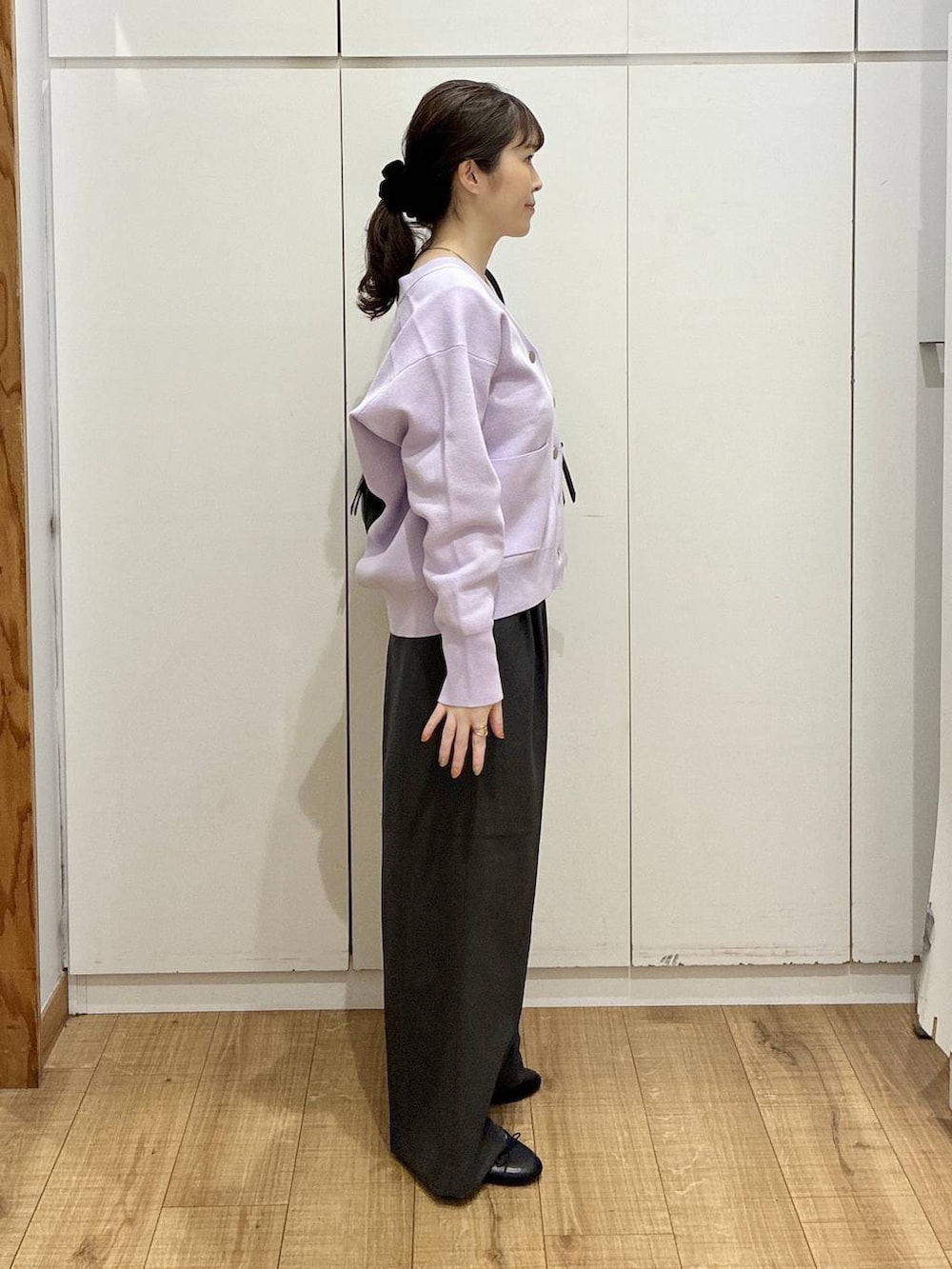 ブラック系のバレエシューズ、パープル系のカーディガン/ボレロ、グレー系のその他パンツを着用したレディースの春コーディネートの2枚目の写真