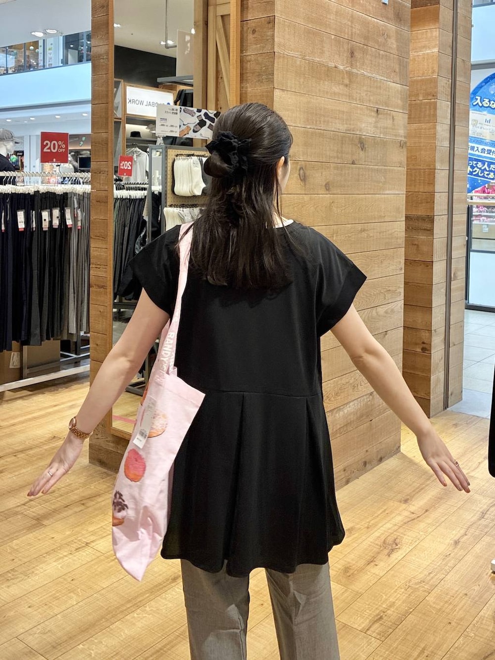 グレー系のその他パンツ、ブラック系のTシャツ/カットソー、ブラック系のサンダルを着用したレディースの夏コーディネートの5枚目の写真