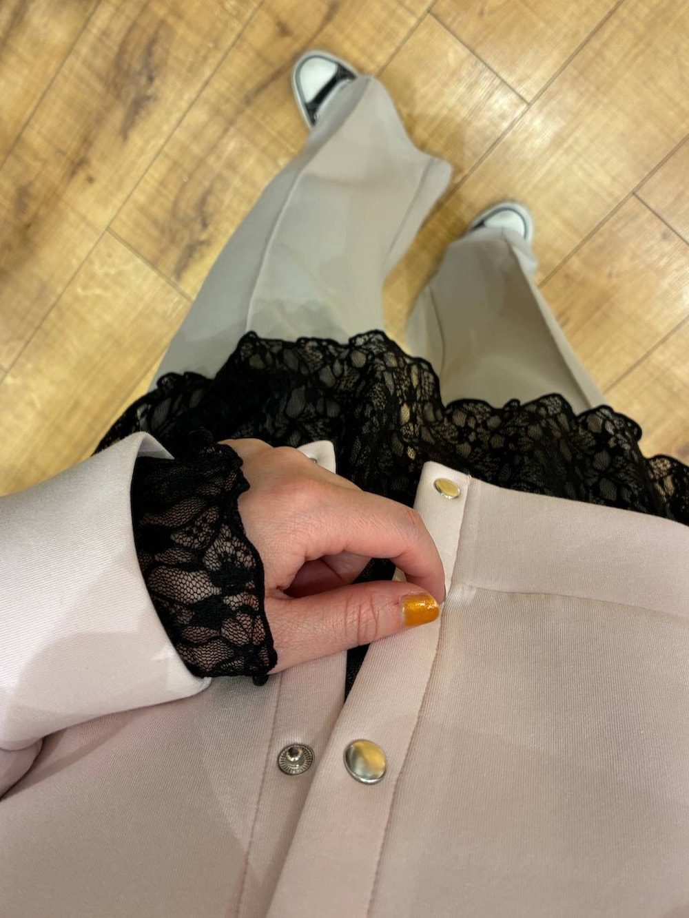 ブラック系のショルダーバッグ、ベージュ系のその他パンツ、ピンク系のカーディガン/ボレロを着用したレディースの春コーディネートの6枚目の写真