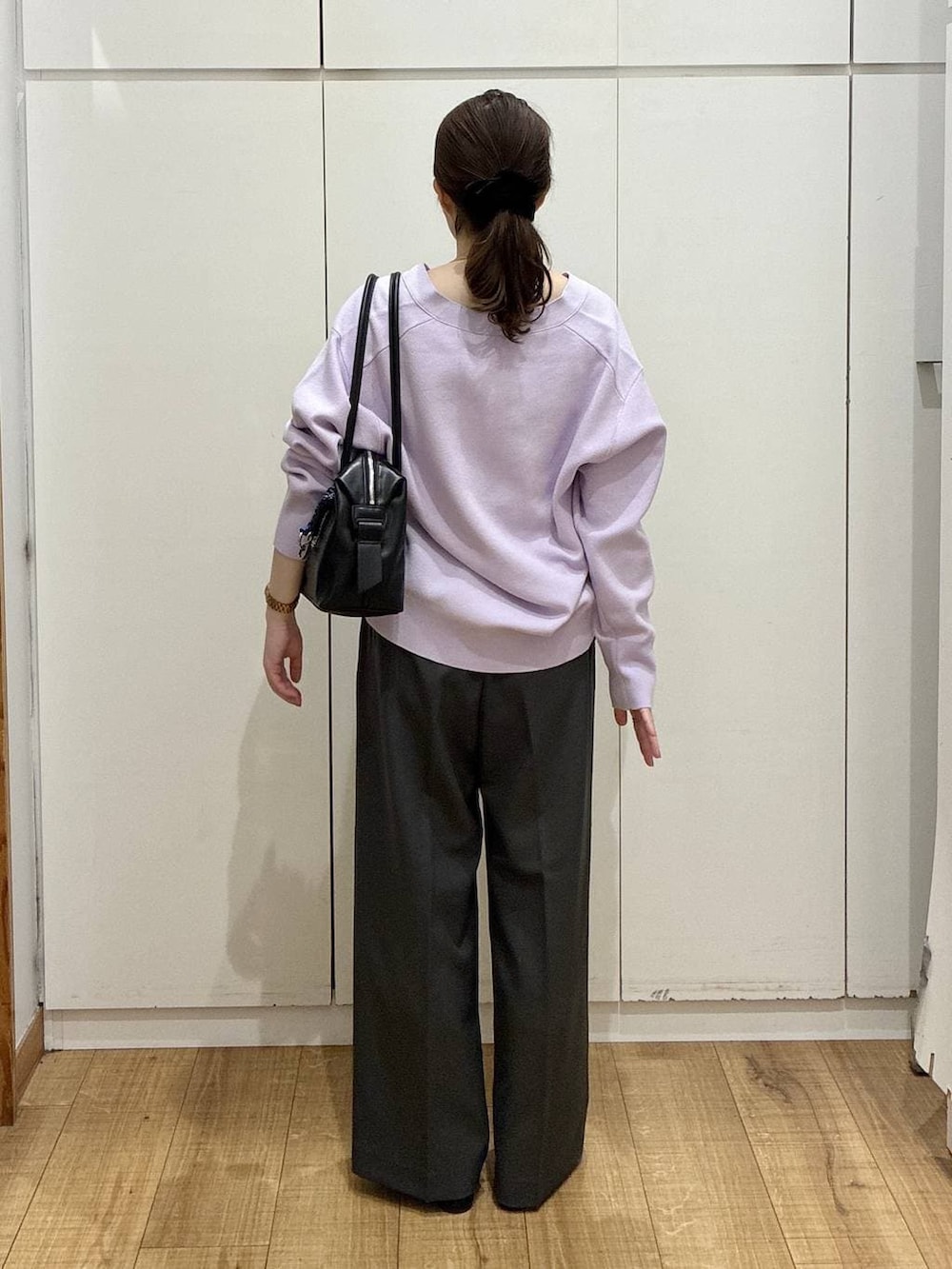 ブラック系のバレエシューズ、パープル系のカーディガン/ボレロ、グレー系のその他パンツを着用したレディースの春コーディネートの3枚目の写真