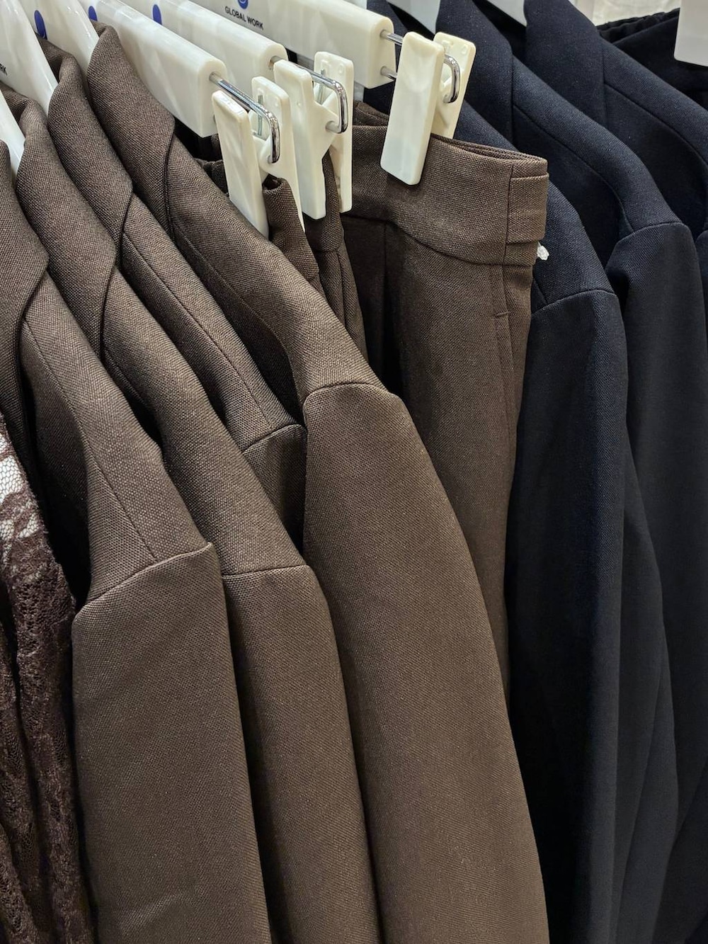 その他のショルダーバッグ、ブルー系のデニムパンツ、ブルー系のテーラードジャケットを着用したレディースの春コーディネートの4枚目の写真