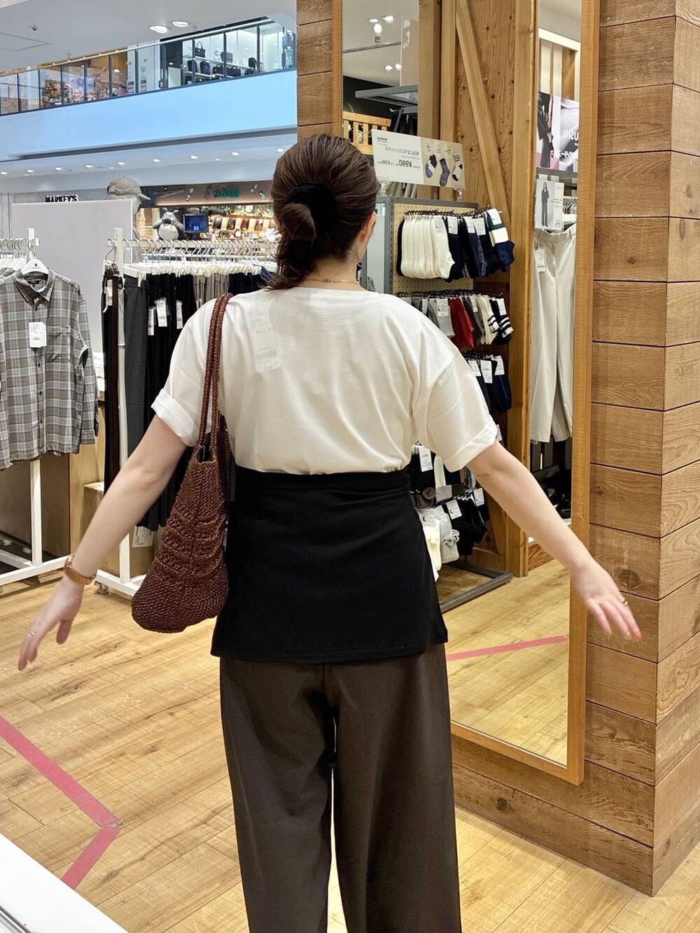 ブラウン系のその他パンツ、ブラック系のカーディガン/ボレロ、ホワイト系のTシャツ/カットソーを着用したレディースの春コーディネートの6枚目の写真