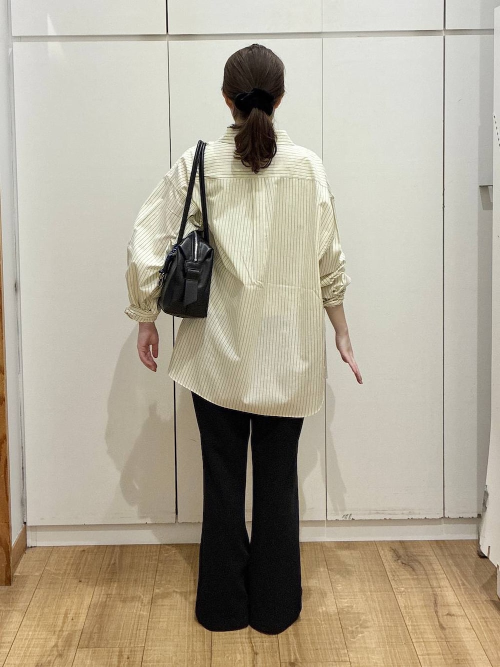 ブラック系のバレエシューズ、ブラック系のスウェットパンツ、ホワイト系のタンクトップを着用したレディースの春コーディネートの3枚目の写真