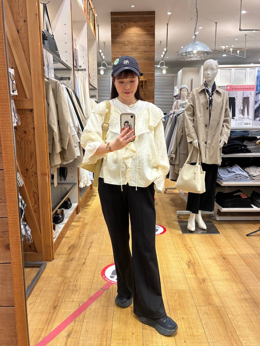 ブラック系のスウェットパンツ、ホワイト系のシャツ/ブラウス、ブルー系のキャップを着用したレディースの春コーディネートの3枚目の写真