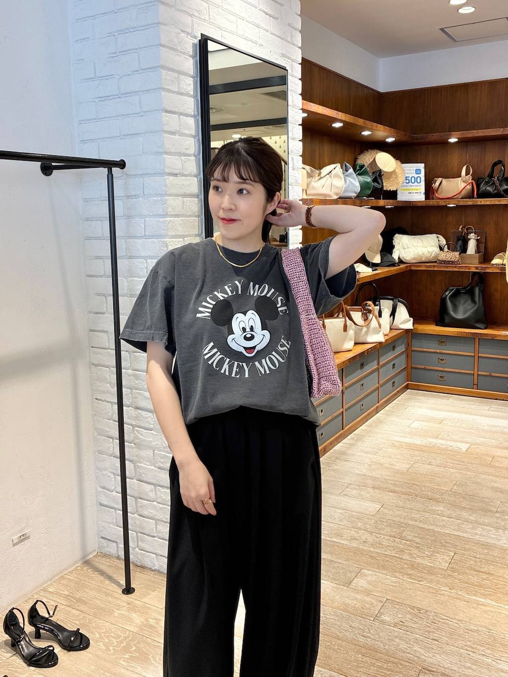 「着痩せ・細見え、カジュアル、女子ウケ、Tシャツ、apart by lowrys、楽ちんコーデ、ワイドパンツ、スラックス、パンプス、ママコーデ、ハンドバッグ、夏コーデ、春コーデ、テーマパーク」｜「GOOD ROCK SPEEDの【別注】GOOD ROCK SPEED_MICKEY MOUSE プリントTEE（Tシャツ/カットソー、グレー系）」を使った、mariさん（レディース・159cm）の春コーディネートの4枚目の写真