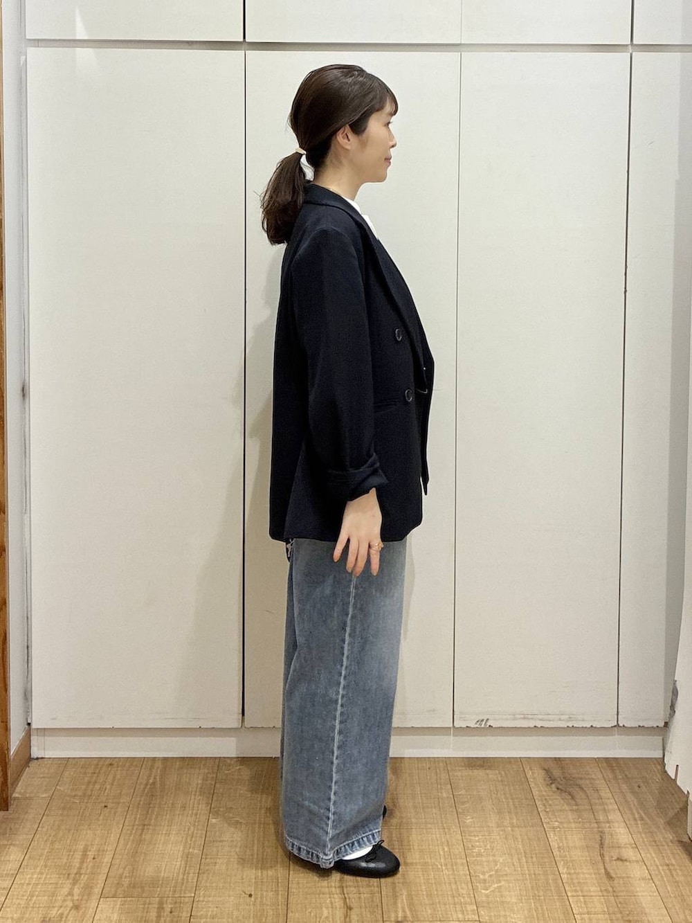 その他のショルダーバッグ、ブラック系のバレエシューズ、ブルー系のデニムパンツを着用したレディースの春コーディネートの2枚目の写真