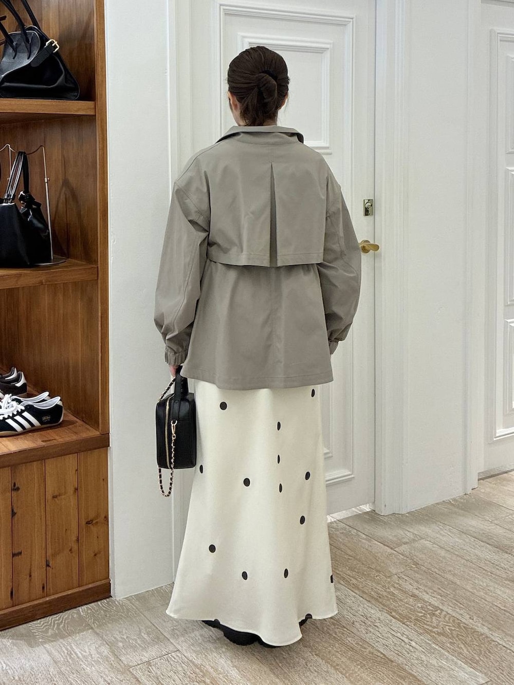 グリーン系のブルゾン、ブラック系のローファー、ホワイト系のTシャツ/カットソーを着用したレディースの冬コーディネートの3枚目の写真