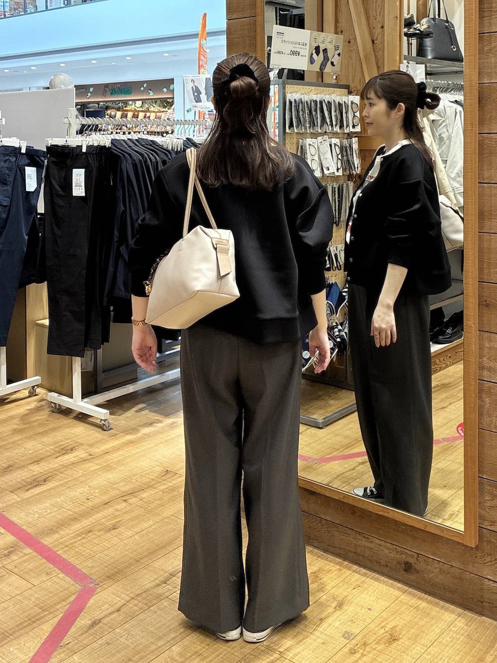 ホワイト系のボストンバッグ、グレー系のその他パンツ、ブラック系のカーディガン/ボレロを着用したレディースの春コーディネートの3枚目の写真