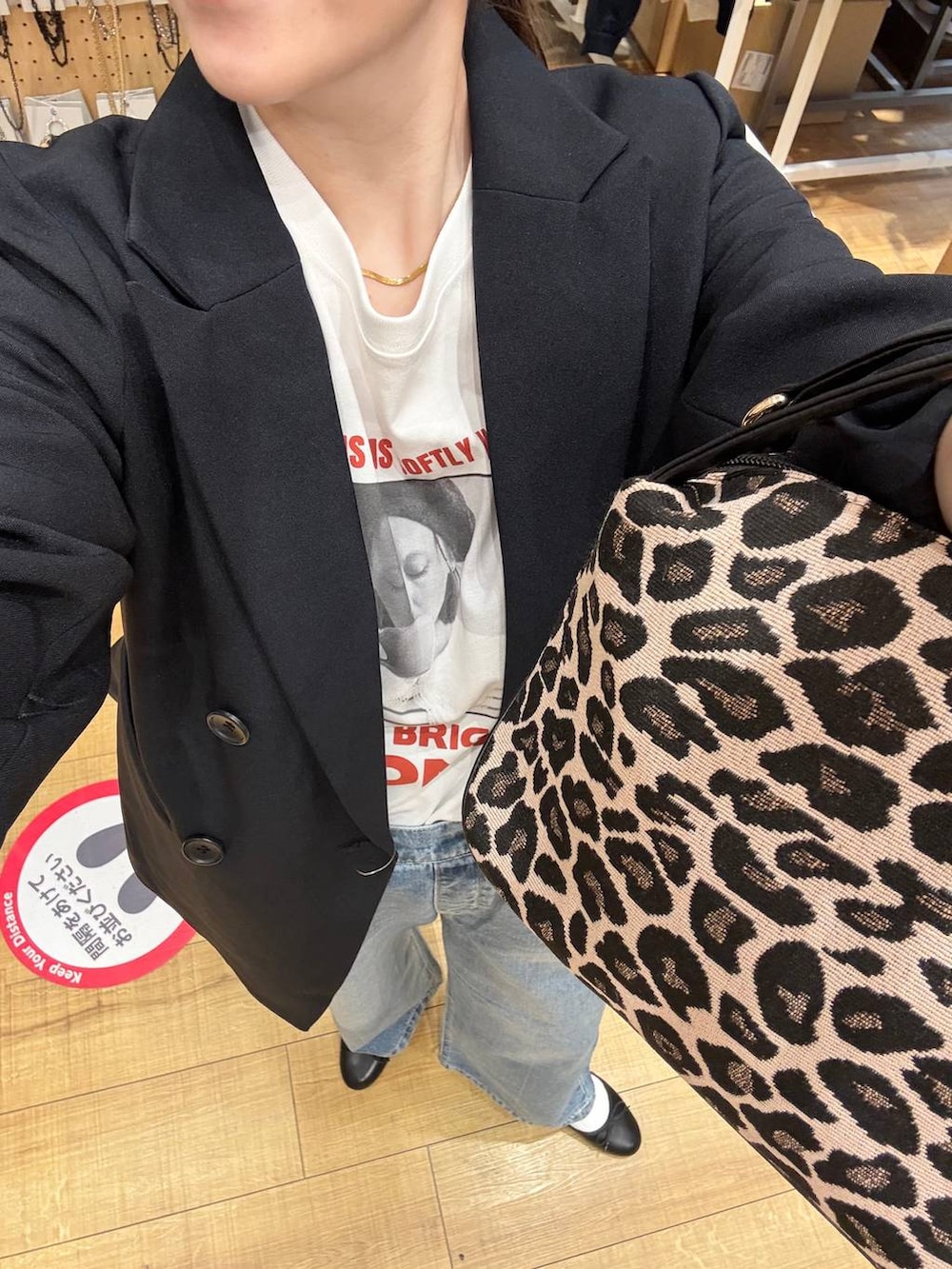 その他のショルダーバッグ、ブルー系のデニムパンツ、ブルー系のテーラードジャケットを着用したレディースの春コーディネートの2枚目の写真