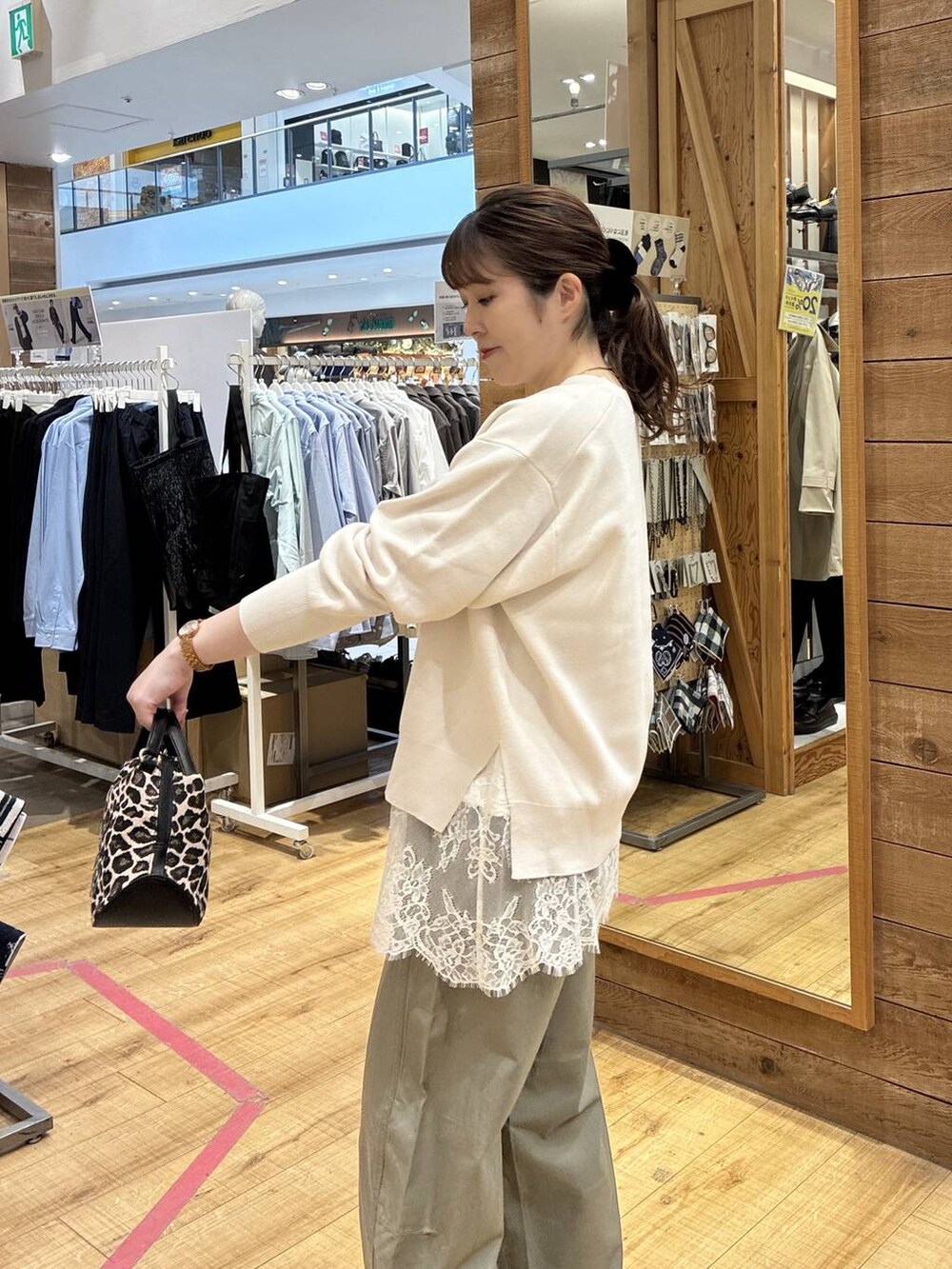 その他のショルダーバッグ、ベージュ系のニット/セーター、グリーン系のその他パンツを着用したレディースの春コーディネートの5枚目の写真