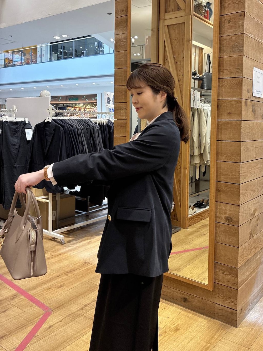 ベージュ系のローファー、ホワイト系のショルダーバッグ、ピンク系のシャツ/ブラウスを着用したレディースの春コーディネートの5枚目の写真