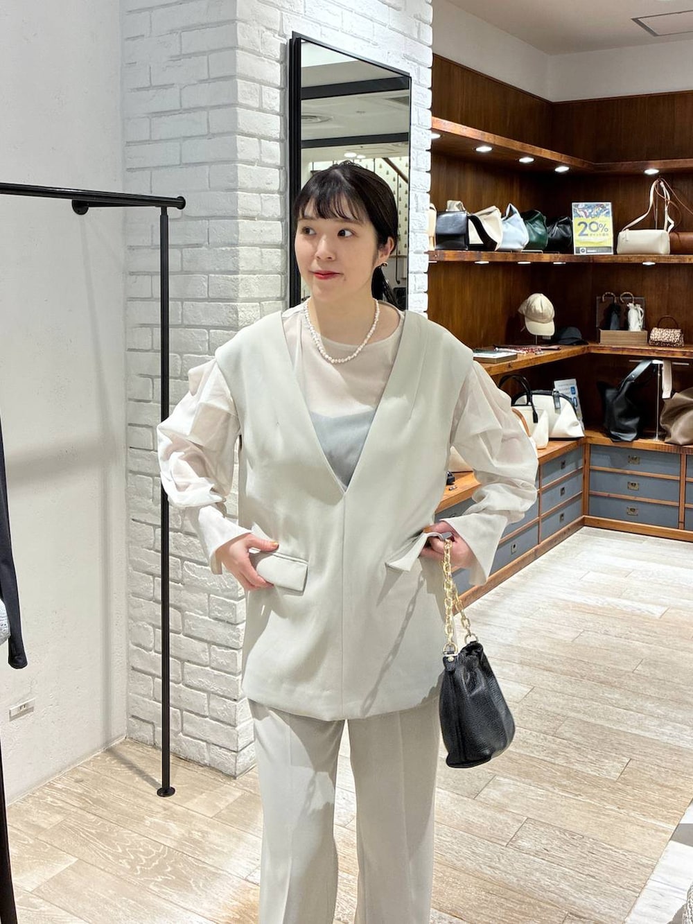 「着痩せ・細見え、カジュアル、女子ウケ、セットアップ、ベスト、パンツ、apart by lowrys、入学式・卒業式、お仕事コーデ_apart by lowrys、きれいめ、ママコーデ、オケージョン、パンプス」｜「A part byの【セレモニー】ベスト＆フレアパンツセットアップ（パンツドレス、ベージュ系）」を使った、mariさん（レディース・159cm）の春コーディネートの5枚目の写真
