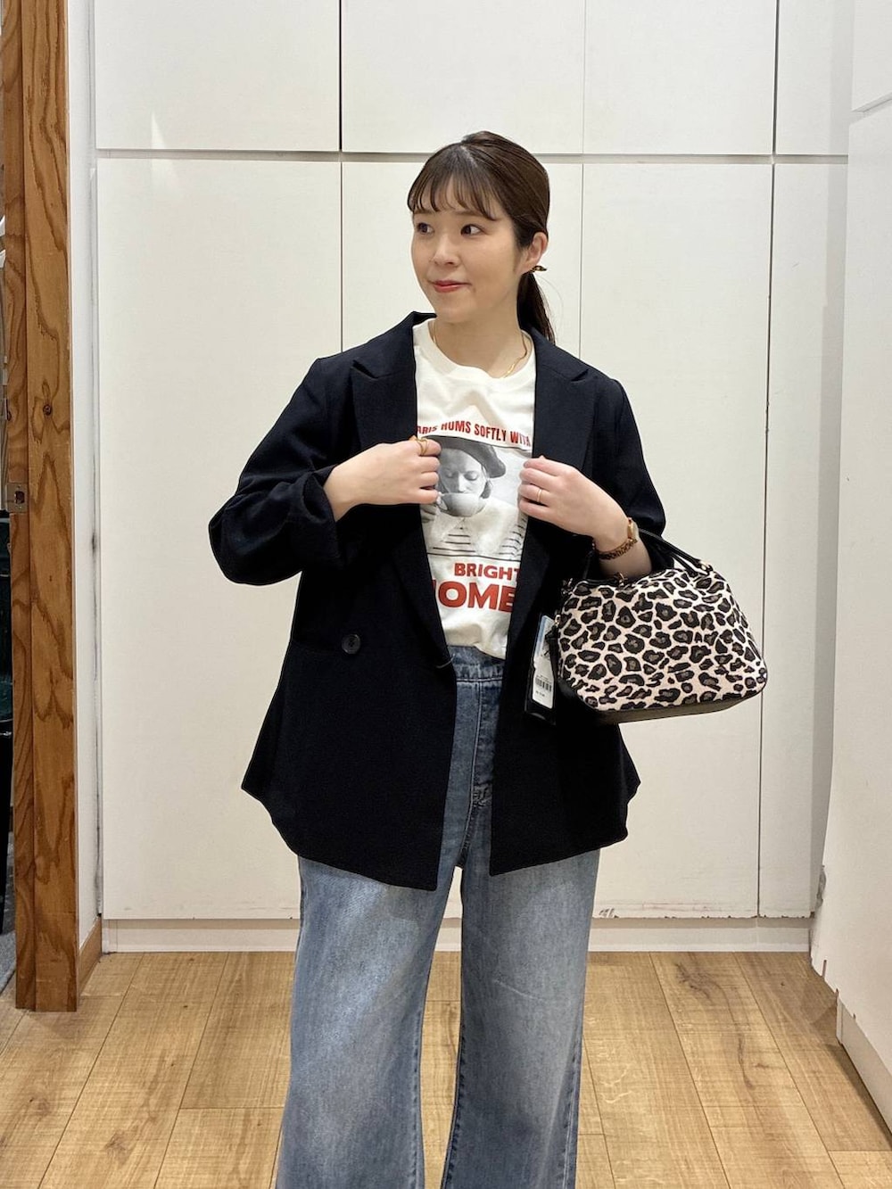 その他のショルダーバッグ、ブラック系のバレエシューズ、ブルー系のデニムパンツを着用したレディースの春コーディネートの4枚目の写真