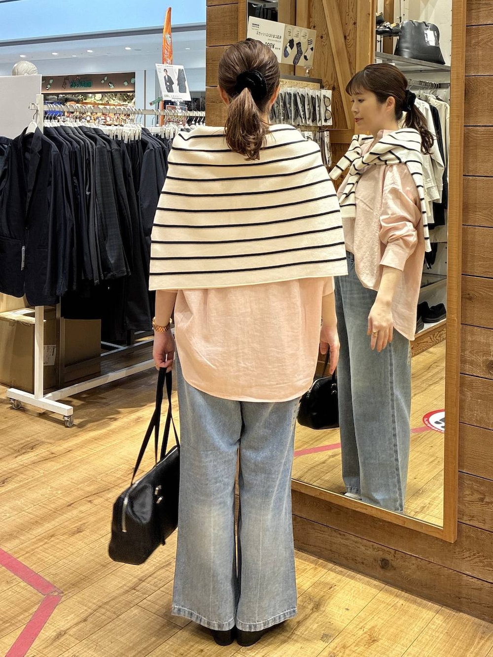 ブラック系のバレエシューズ、ブルー系のデニムパンツ、ピンク系のシャツ/ブラウスを着用したレディースの春コーディネートの3枚目の写真