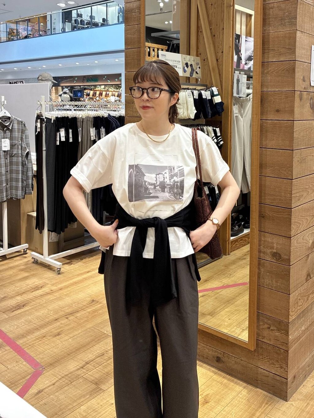 ブラウン系のその他パンツ、ブラック系のカーディガン/ボレロ、ホワイト系のTシャツ/カットソーを着用したレディースの春コーディネートの4枚目の写真