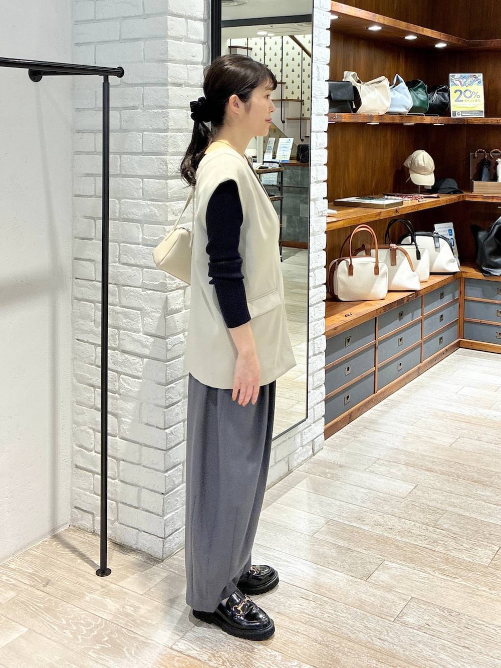 「セットアップ、入学式・卒業式、ママコーデ、ニット、ワイドパンツ、スラックス、ウエストゴム、楽ちんコーデ、体型カバー、ベスト、着痩せ・細見え、カジュアル、女子ウケ」｜「A part byのスラックスコクーンボリュームパンツ（スラックス、グレー系）」を使った、mariさん（レディース・159cm）の春コーディネートの2枚目の写真