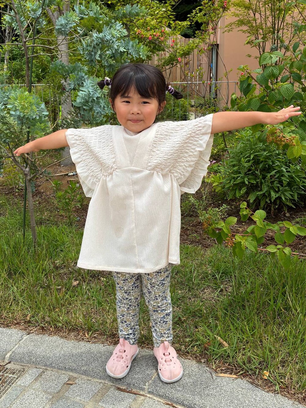 ベージュ系のシャツ/ブラウスを着用したレディースの夏コーディネートの2枚目の写真