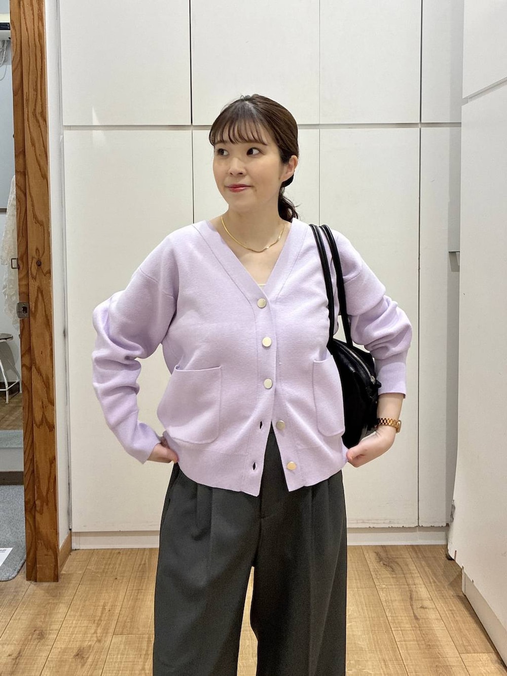 ブラック系のバレエシューズ、パープル系のカーディガン/ボレロ、グレー系のその他パンツを着用したレディースの春コーディネートの4枚目の写真