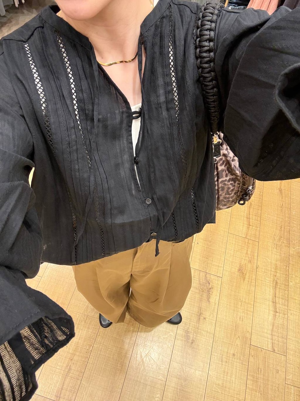 ブラック系のシャツ/ブラウス、その他のショルダーバッグ、ブラウン系のその他パンツを着用したレディースの秋コーディネートの5枚目の写真