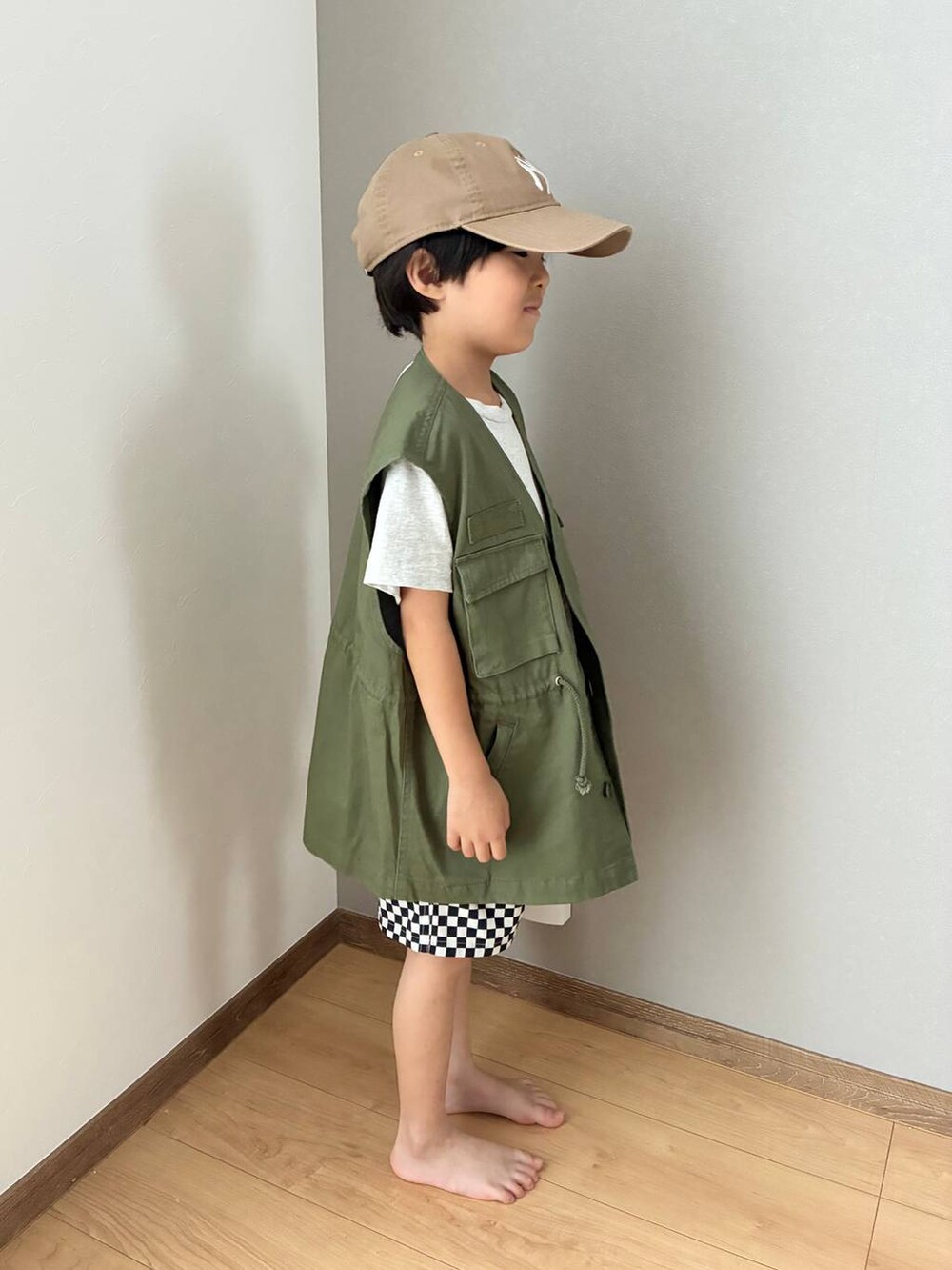 ベージュ系のキャップを着用したキッズの夏コーディネートの2枚目の写真