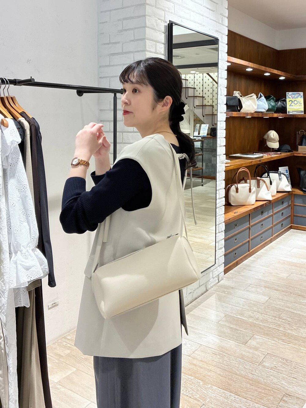 「セットアップ、入学式・卒業式、ママコーデ、ニット、ワイドパンツ、スラックス、ウエストゴム、楽ちんコーデ、体型カバー、ベスト、着痩せ・細見え、カジュアル、女子ウケ」｜「A part byのスラックスコクーンボリュームパンツ（スラックス、グレー系）」を使った、mariさん（レディース・159cm）の春コーディネートの4枚目の写真