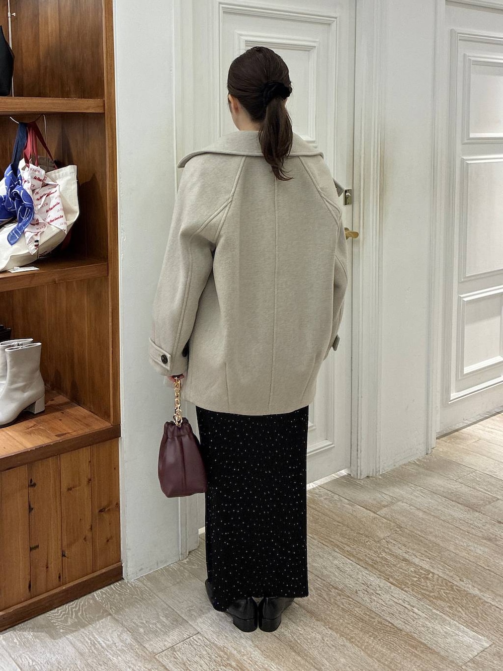 ベージュ系のピーコート、ブラック系のローファー、その他のスカートを着用したレディースの冬コーディネートの3枚目の写真