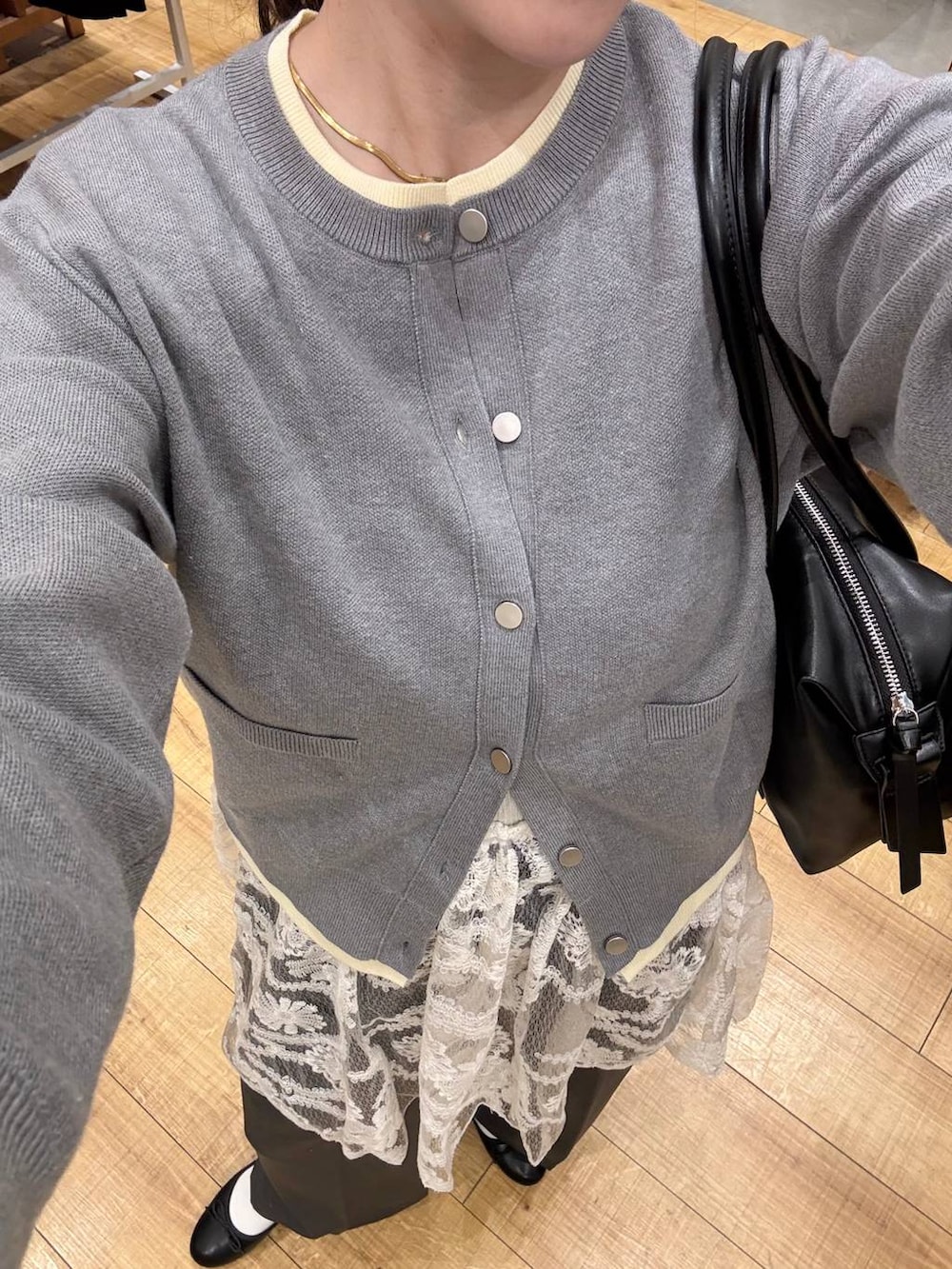 ホワイト系のその他トップス、グレー系のカーディガン/ボレロ、ブラック系のボストンバッグを着用したレディースの春コーディネートの3枚目の写真