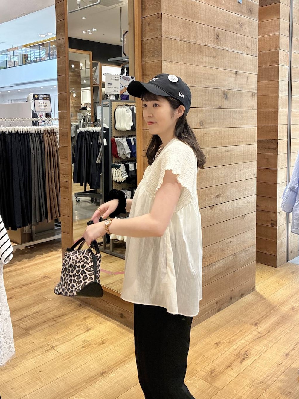 その他のショルダーバッグ、ブラック系のその他パンツ、ブラック系のサンダルを着用したレディースの夏コーディネートの5枚目の写真