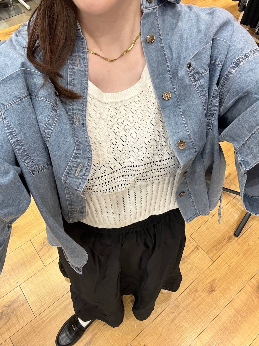 ホワイト系のベスト、ブルー系のシャツ/ブラウス、ブルー系のキャップを着用したレディースの春コーディネートの3枚目の写真