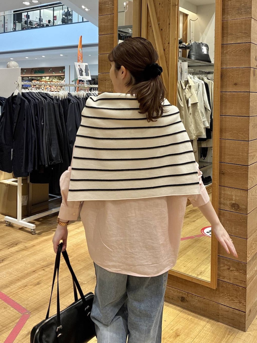 ブラック系のバレエシューズ、ブルー系のデニムパンツ、ピンク系のシャツ/ブラウスを着用したレディースの春コーディネートの5枚目の写真