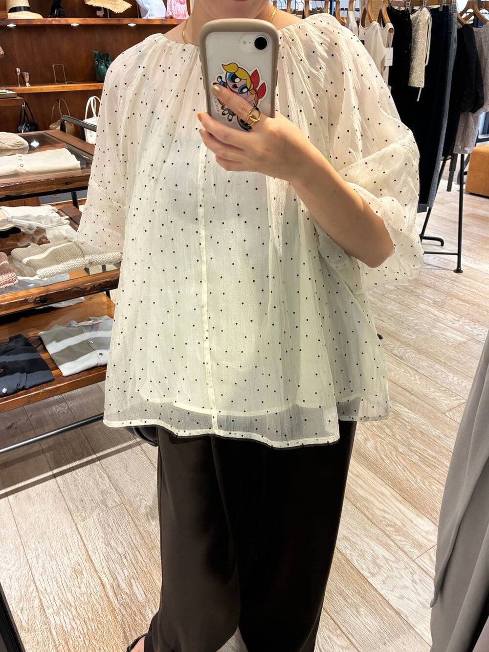 ブラック系のハンドバッグ、ブラック系のシャツ/ブラウス、グレー系のシャツ/ブラウスを着用したレディースの夏コーディネートの4枚目の写真