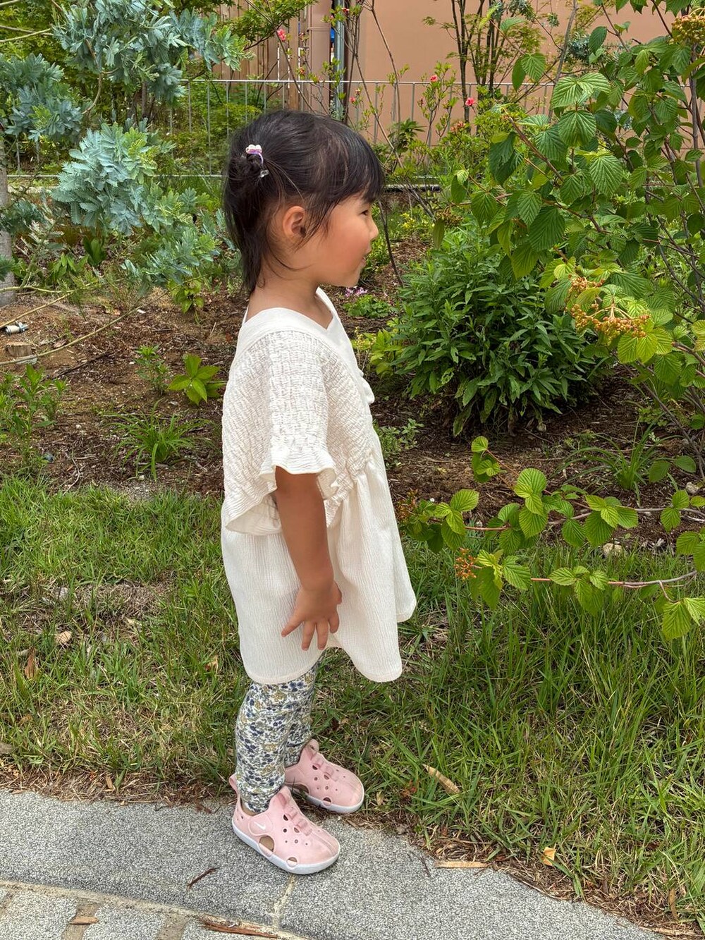 ベージュ系のシャツ/ブラウスを着用したレディースの夏コーディネートの3枚目の写真