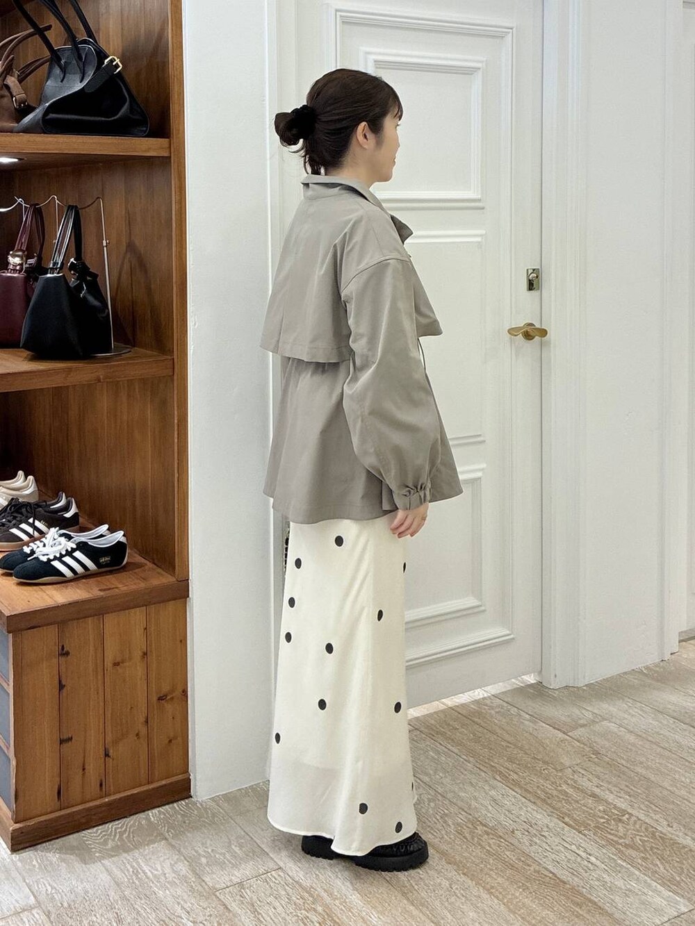 グリーン系のブルゾン、ブラック系のローファー、ホワイト系のTシャツ/カットソーを着用したレディースの冬コーディネートの2枚目の写真