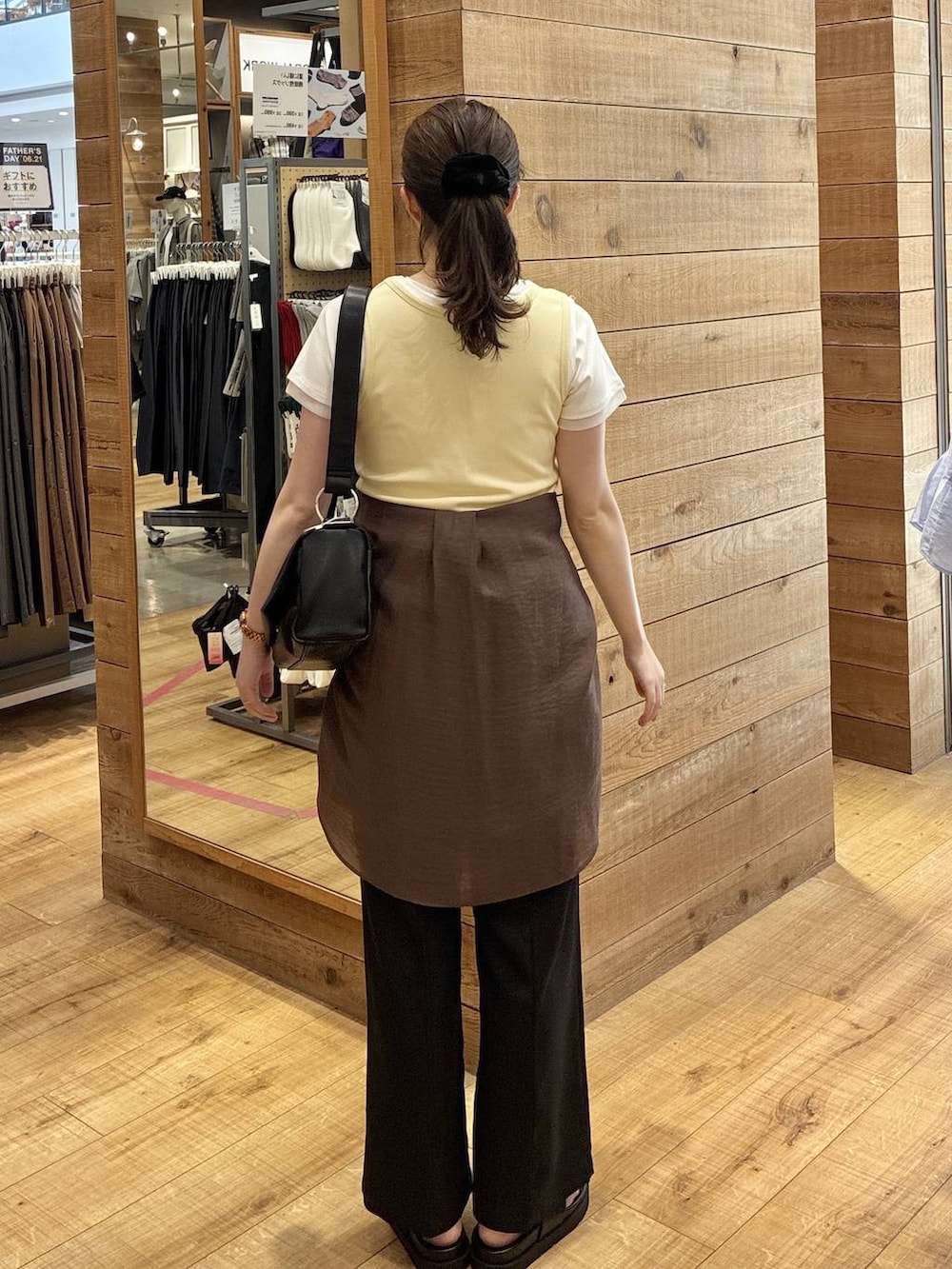 ブラック系のその他パンツ、ブラウン系のシャツ/ブラウス、ブラック系のサンダルを着用したレディースの夏コーディネートの3枚目の写真