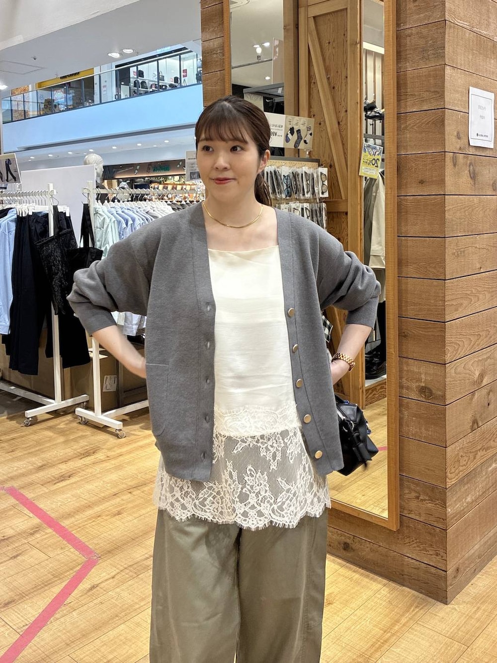 グレー系のカーディガン/ボレロ、グリーン系のその他パンツ、ホワイト系のキャミソールを着用したレディースの春コーディネートの4枚目の写真